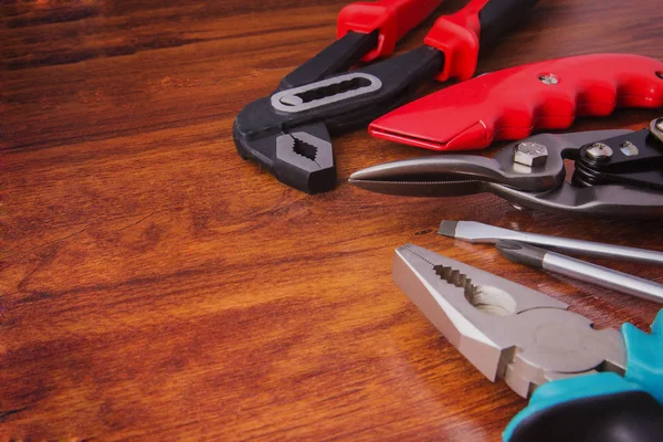 Arka plan, metal işleri aracı yapısal ahşap arka plan üzerinde