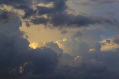 Arka plan bulut. Fırtına bulutları güneş ile gökyüzü.