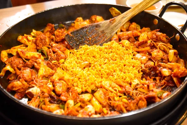 Dakgalbi veya baharatlı ızgara tavuk ve sebze tarifi.