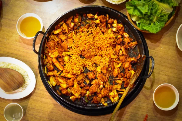 Dakgalbi veya baharatlı ızgara tavuk ve sebze tarifi.