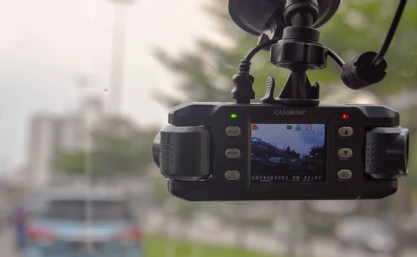 Obraz wideo rejestrator samochodowy w akcji. zdjęcie zostało zrobione w mieście centrum Kuala Lumpur, Malezja droga ekspresowa na 30 kwietnia 2017 r. — Zdjęcie stockowe