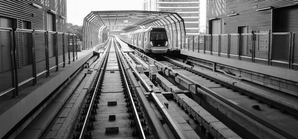 MRT durdurmak Malezya Kota Damansara istasyonunda. Bu fotoğraf 15-8-2017 çekildi.