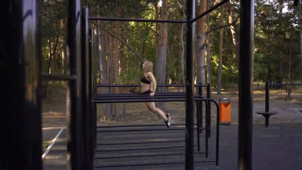 Egzersiz sitede kız — Stok video