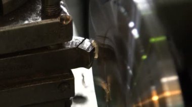 Freze makinesi uzakta iş parçası giyer