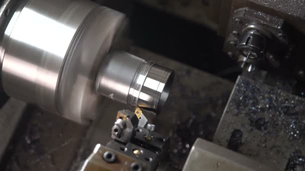 Torneamento e fresagem em máquinas CNC — Vídeo de Stock