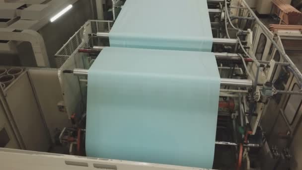 Tuvalet kağıdı ve peçeteler üretimi — Stok video