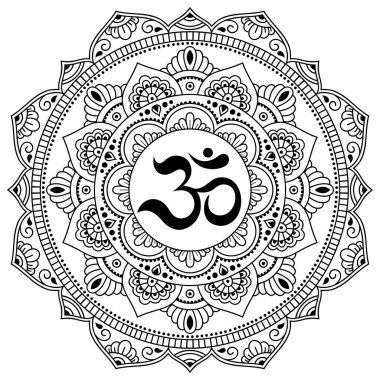 Bir mandala şeklinde dairesel desende. OM dekoratif sembolü. Mehndi tarzı. Antik Hindu mantra OM ile oryantal tarzda dekoratif desen Hint tarzı kına dövme deseni.