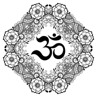 Bir mandala şeklinde dairesel desende. OM dekoratif sembolü. Mehndi tarzı. Antik Hindu mantra OM ile oryantal tarzda dekoratif desen Hint tarzı kına dövme deseni.