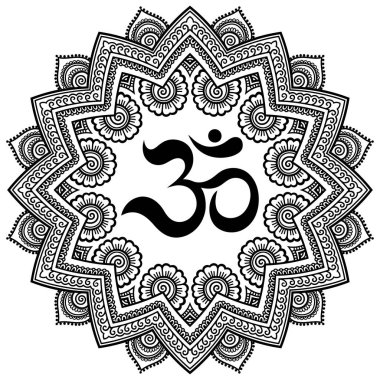 Bir mandala şeklinde dairesel desende. OM dekoratif sembolü. Mehndi tarzı. Antik Hindu mantra OM ile oryantal tarzda dekoratif desen Hint tarzı kına dövme deseni.
