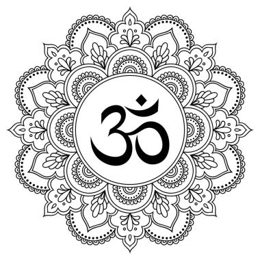 Bir mandala şeklinde dairesel desende. OM dekoratif sembolü. Mehndi tarzı. Antik Hindu mantra OM ile oryantal tarzda dekoratif desen Hint tarzı kına dövme deseni.