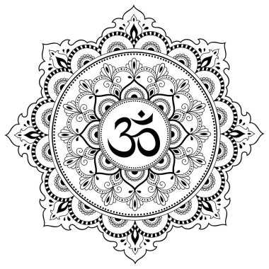 Bir mandala şeklinde dairesel desende. OM dekoratif sembolü. Mehndi tarzı. Antik Hindu mantra OM ile oryantal tarzda dekoratif desen Hint tarzı kına dövme deseni.