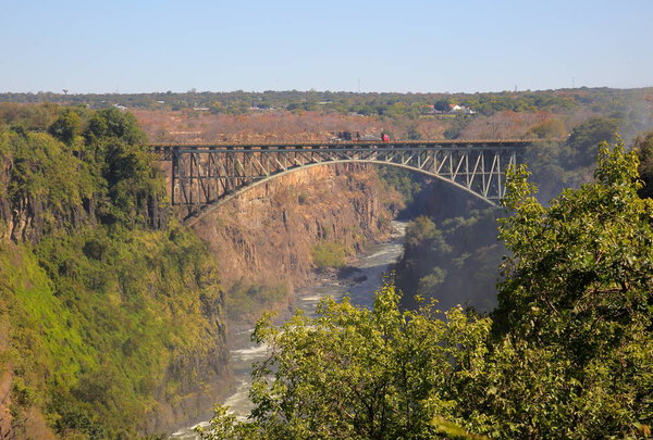 Вид на мост возле водопада Виктория
