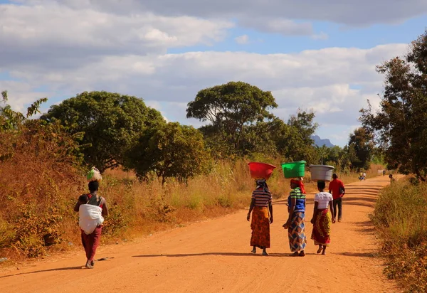 Les femmes portant des choses sur la tête — Photo