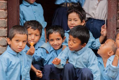 Çocuklarda okul üniforması kameraya gülümseyen