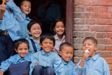 Çocuklarda okul üniforması kameraya gülümseyen