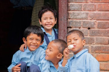 Çocuklarda okul üniforması kameraya gülümseyen