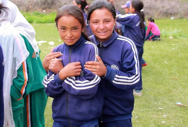 Chicas sonriendo a la cámara — Foto de Stock