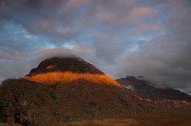 Günbatımı üzerinde Chimanimani Dağ Manzaralı