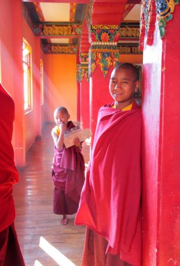 Genç rahipler Manastırı içinde güneş ışığı