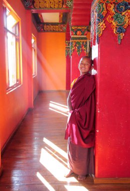 Güneş ışığı altında manastır içinde genç keşiş