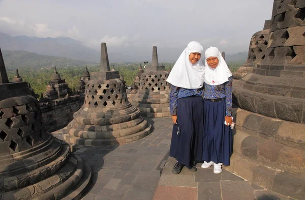 Ragazze in hijab guardando la fotocamera — Foto Stock