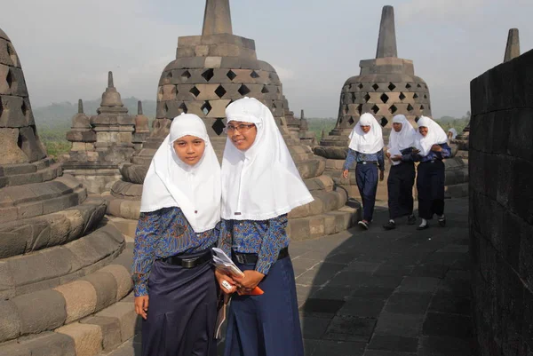 Meisjes in hijab camera kijken — Stockfoto