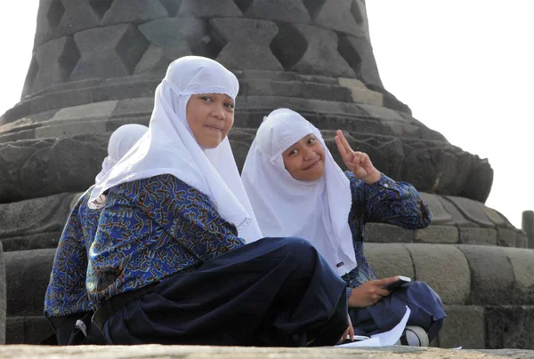 Girls in hijab looking at camera — Stock Photo, Image