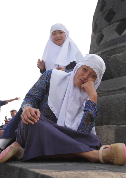 Girls in hijab making faces — Stock Photo, Image