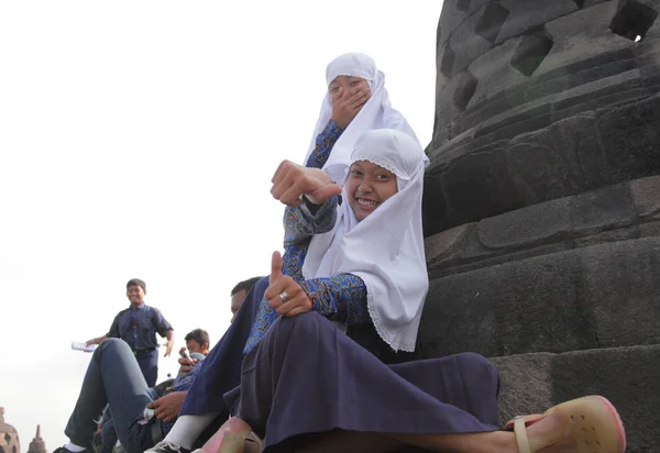 Dziewczyny w hidżab miny — Zdjęcie stockowe