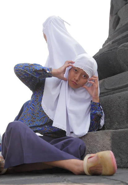 Dziewczyny w hidżab miny — Zdjęcie stockowe