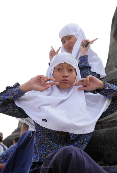 Meisjes in hijab gezichten maken — Stockfoto