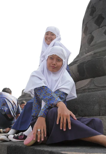 Meninas em hijab fazendo caras — Fotografia de Stock