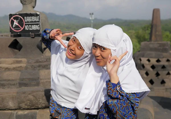 Mädchen im Hijab machen Gesichter — Stockfoto