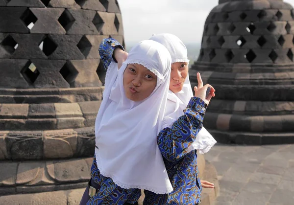 Mädchen im Hijab machen Gesichter — Stockfoto