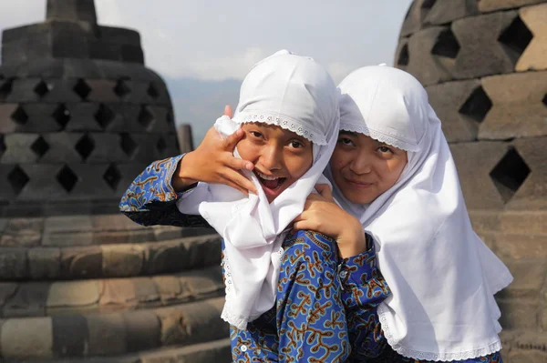 Mädchen im Hijab machen Gesichter — Stockfoto