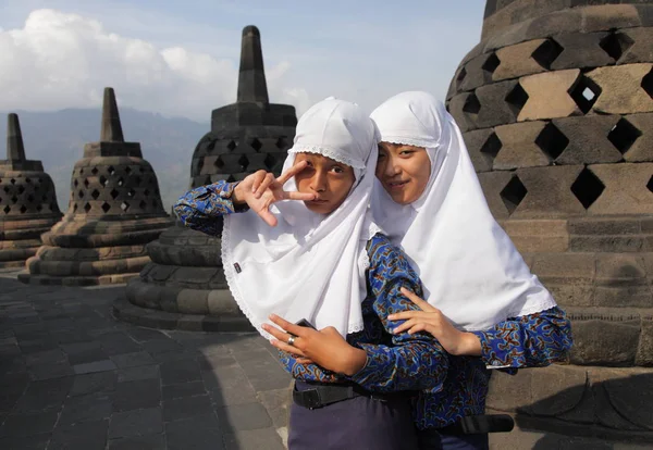 Chicas en hiyab haciendo caras —  Fotos de Stock