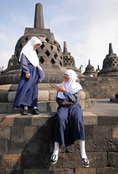 Girls in hijab talking and smiling — Stock Photo, Image