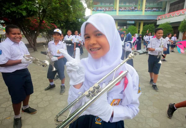 Dzieci muzyki orkiestry uśmiecha się do kamery — Zdjęcie stockowe