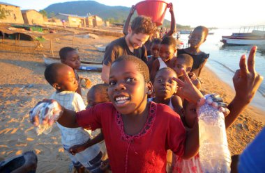 Malawi Gölü üzerinde yerel çocuk