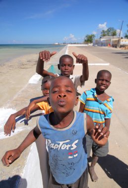  Mozambik ülkesindeki yerel çocuk