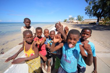  Mozambik ülkesindeki yerel çocuk