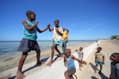  Mozambik ülkesindeki yerel çocuk