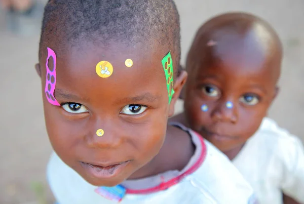 Helyi gyerekek a Malawi-tó — Stock Fotó