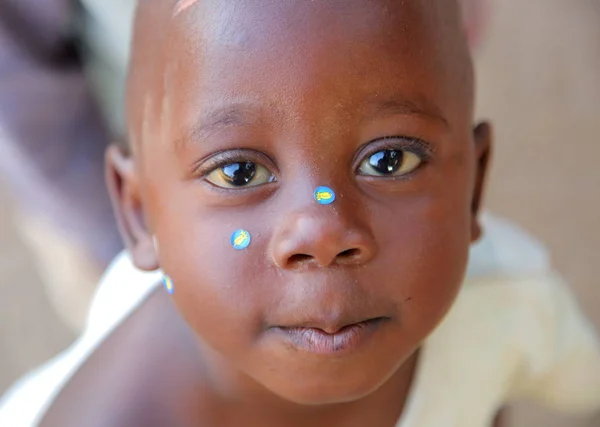 Místní chlapec na jezeře Malawi — Stock fotografie