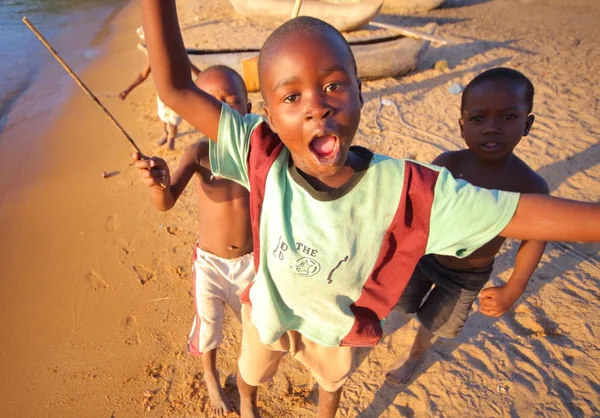 Helyi gyerekek a Malawi-tó — Stock Fotó