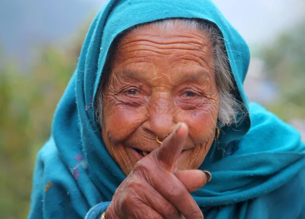 Foto de mujer en bufanda azul — Foto de Stock