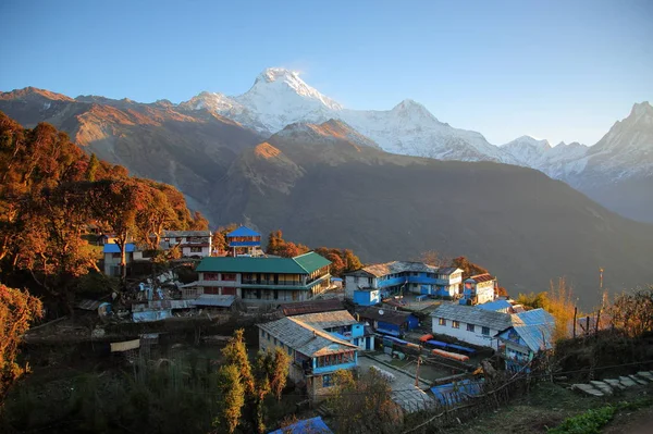 Blick auf Bergdorf von ghorepani — Stockfoto