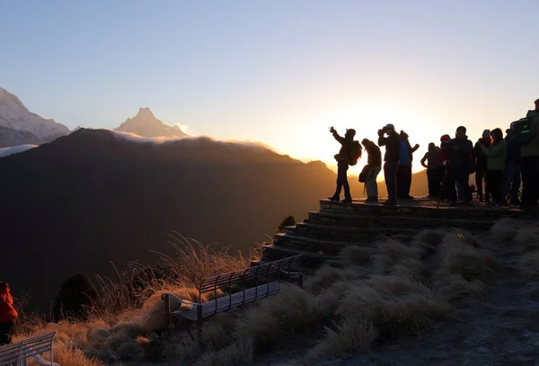 Touristen auf dem Poon Hill — Stockfoto