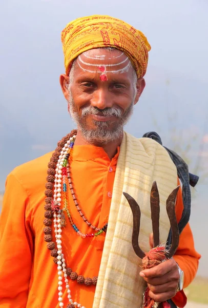 Man in gele jurk — Stockfoto