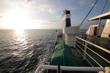 Okyanusta yüzen gemi